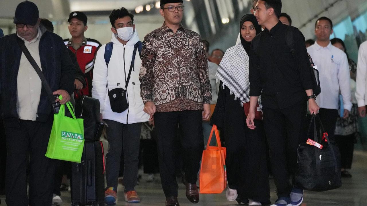 FOTO: Gelombang Pertama Evakuasi WNI dari Iran Tiba di Tanah Air