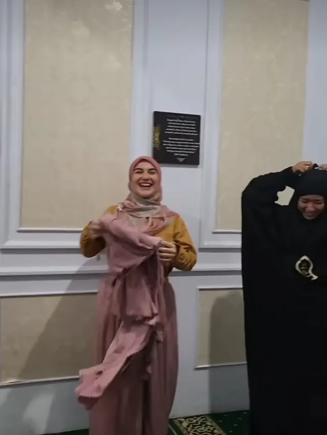 Irish Bella buka puasa Ramadhan di rumah Umi Pipik (Foto: Instagram _ummi_pipik_)