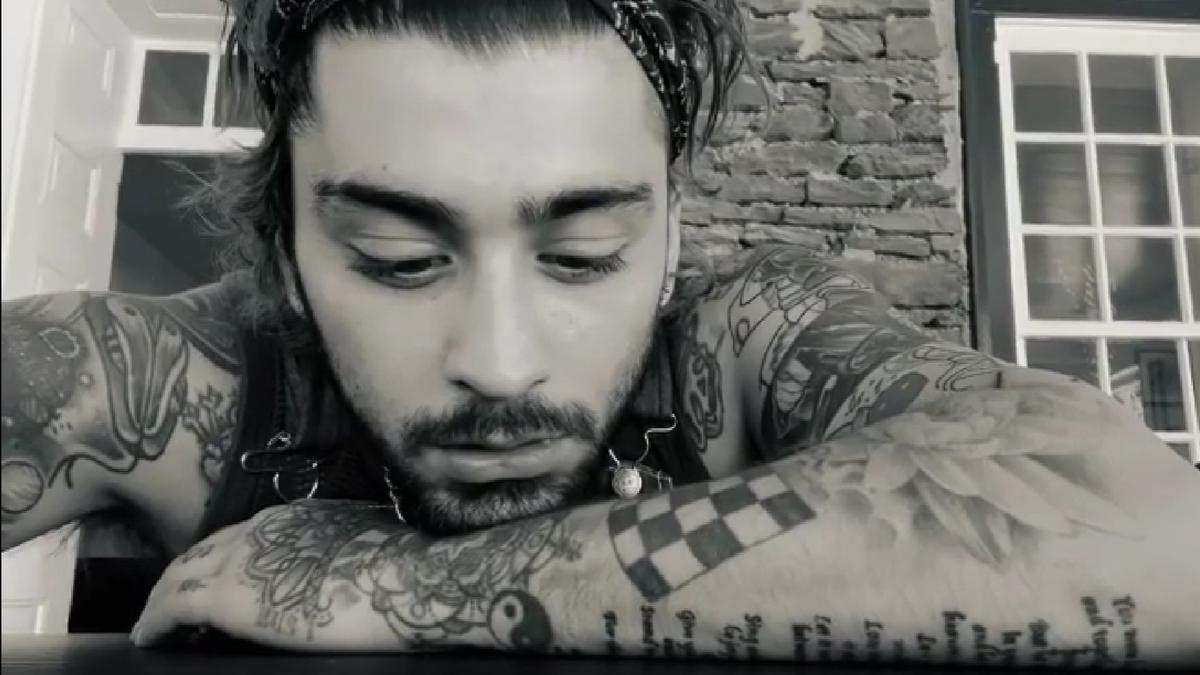 Nyanyikan Lagu One Direction Zayn Malik Buat Fans Galau Entertainment 