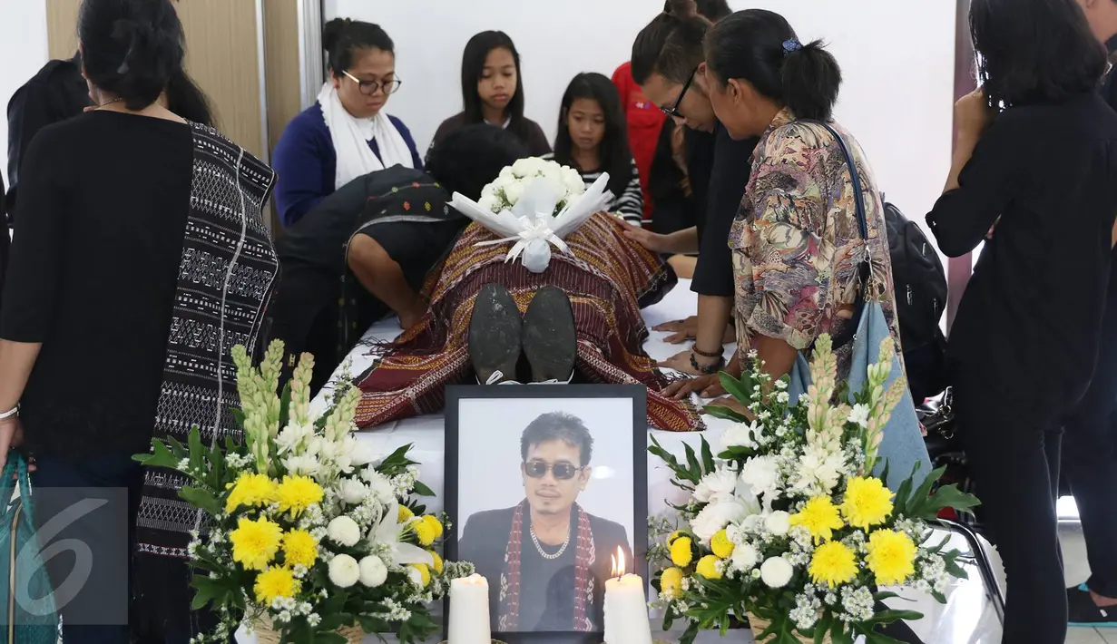 Sejumlah kerabat berdoa disamping jenazah penyanyi senior Eddy Silitonga di rumah duka RS Fatmawati, Jakarta, Kamis (25/8). Belum lama ini, Eddy Silitonga memang tengah menjalani perawatan di RS karena penyakit jantung. (Liputan6.com/Immanuel Antonius)