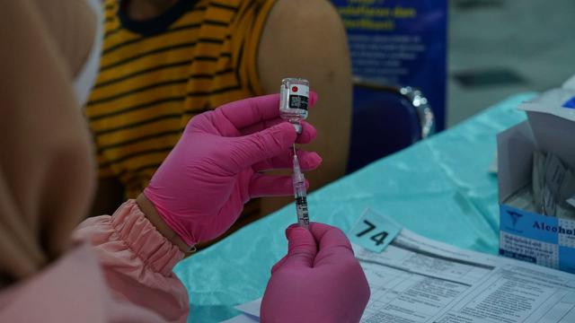 Nampak salah seorang warga tengah melaksanakan vaksinasi Covid-19 yang dilaksanakan IKA Unpad, di Pendopo, Garut, Jawa Barat.