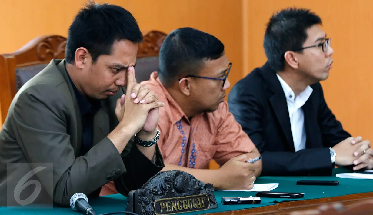 Kuasa hukum PT. Victoria Securities Indonesia (VSI) menghadiri sidang putusan praperadilan di PN Jaksel, Selasa (29/9).  PT. VSI memenangkan gugatan praperadilan melawan Kejagung dalam perkara penggeledahan 12 Agustus lalu. (Liputan6.com/Yoppy Renato)