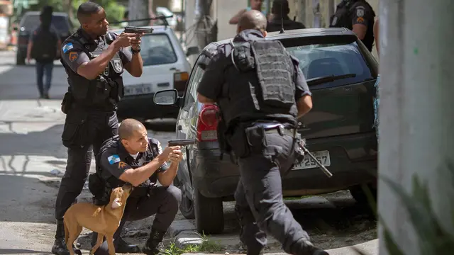 Aksi Polisi Brasil Buru Gembong Narkoba di Daerah Kumuh