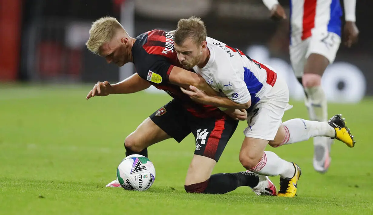 Pemain Bournemouth, Sam Surridge, berebut bola dengan pemain Crystal Palace, Max Meyer, pada laga Piala Liga Inggris di Stadion Dean Court, Rabu (16/9/2020). Bournemouth menang lewat adu penalti dengan skor 11-10. (AP Photo/Kirsty Wigglesworth, Pool)