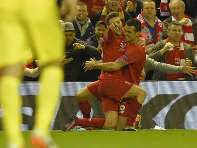 Pemain Liverpool, Adam Lallana (2kanan)  merayakan golnya ke gawang Villareal pada laga leg kedua semifinal Liga Europa di Stadion Anfield, Liverpool, Jumat (6/5/2016)  dini hari WIB. (AFP/Lluis Gene)