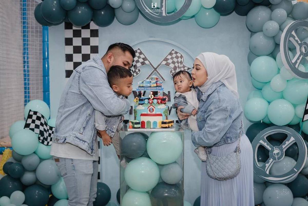 Kompak Pakai Baju Serba Biru