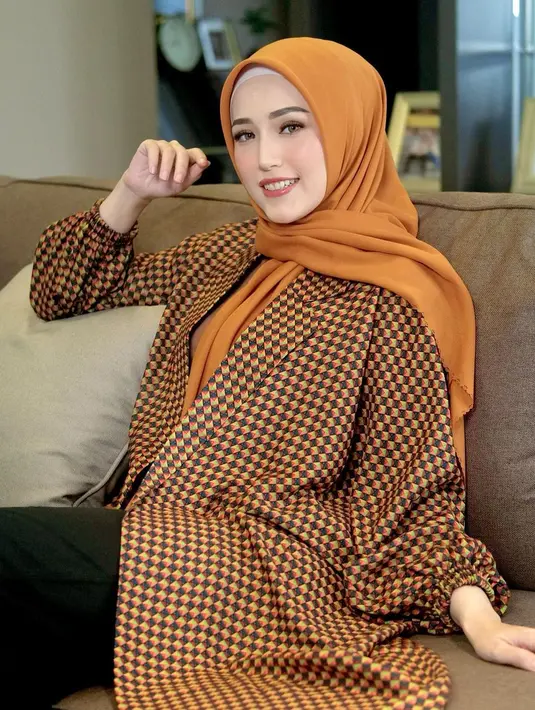 <p>Atau tampilan hijab yang lebih sederhana, namun tetap membuatnya tampak ayu seperti dalam foto ini. Hijab segiempat yang dipakai dengan cara biasa, salah satu sisi hijabnya hanya disilangkan ke arah berlawanan tetap membuat penampilan Adelia Pasha menawan. Bermainlah dengan warna yang selaras dengan outfitmu secara keseluruhan. Foto: Instagram.</p>