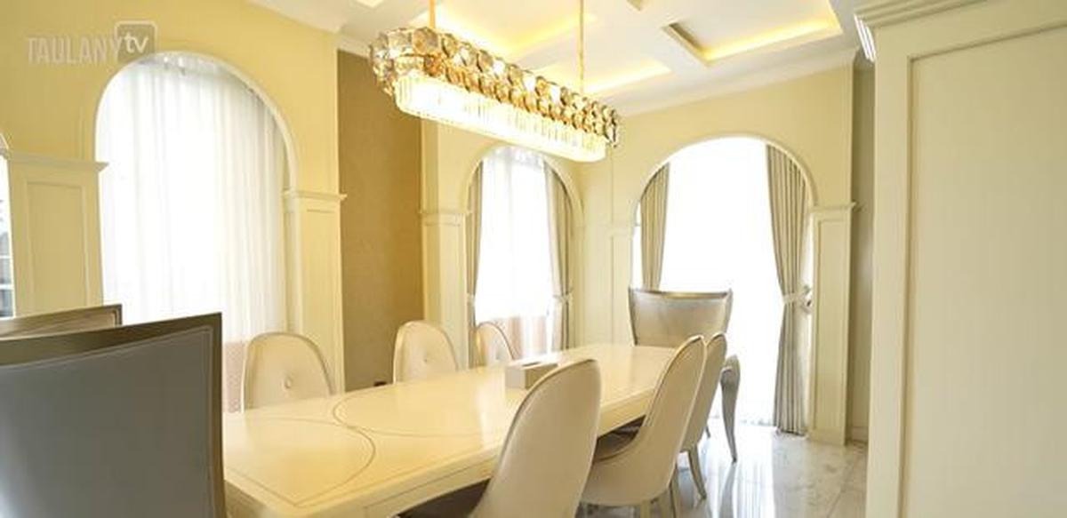 7 Potret Ruang Makan di Rumah Ustaz Solmed, Desainnya Mewah dan Cocok untuk Keluarga Modern