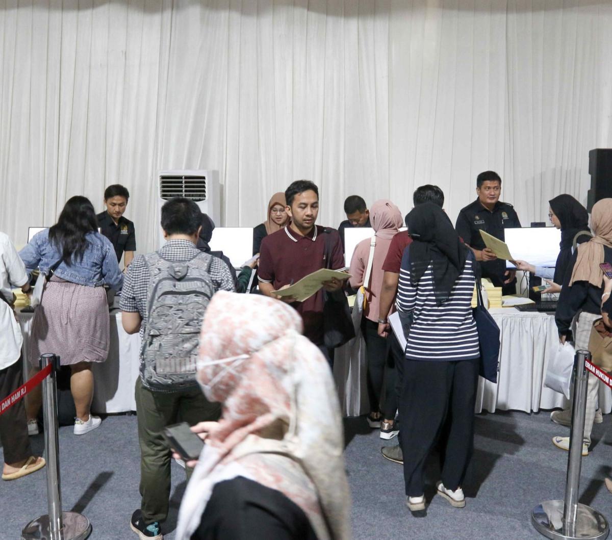 "Pelayanan paspor sebanyak 1.074 pemohon dalam satu hari ini kita pecahkan rekor juga dan di sini saya bersama rekan-rekan membuktikan kita bisa melayani di hari Minggu dan juga bisa ribuan paspor,"
