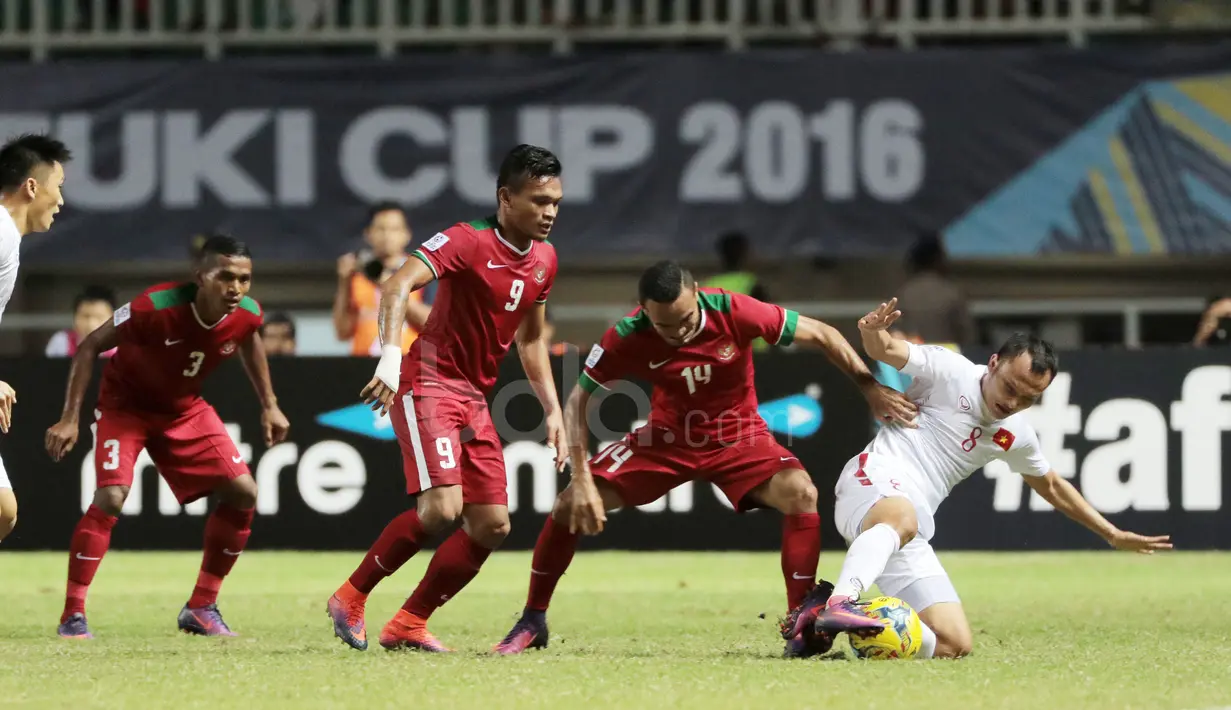 Pemain Timnas Indonesia berebut bola dengan pemain Vietnam dalam laga leg pertama semifinal Piala AFF 2016 di Stadion Pakansari, Bogor, Sabtu (3/12/2016). (Bola.com/Nicklas Hanoatubun)