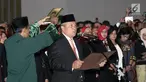 Perry Warjiyo diambil sumpah jabatan saat dilantik sebagai Gubernur BI di Gedung Mahkamah Agung, Jakarta, Kamis (24/5). Perry resmi menjabat sebagai Gubernur BI menggantikan Agus Martowardojo yang habis masa jabatannya. (Merdeka.com/Iqbal Nugroho)