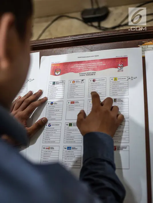 Petugas memeriksa contoh surat suara Pemilu 2019 di Kantor Komisi Pemilihan Umum (KPU), Jakarta, Kamis (13/12). Proses validasi ini berlangsung hingga 17 Desember 2018. (Liputan6.com/Faizal Fanani)