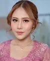 Penampilan Nadin Amizah di pernikahan sang adik, Kayla Hendrina, sukses mencuri perhatian dengan makeup look romantis yang menonjolkan kecantikan alaminya.  [@nurulmakeup.artist/@hairdombaran].