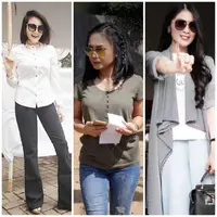 Tampil modis dan cantik saat datang ke TPS. (yuniarta/Bintang.com)