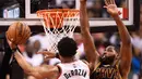 Pemain Toronto Raptors, DeMar DeRozan berusaha melewati pemain Cleveland Cavaliers Tristan Thompson untuk mencetak poin pada Semifinal Wilayah Timur Playoffs NBA 2017 di Toronto (5/5). (Frank Gunn/The Canadian Press via AP)