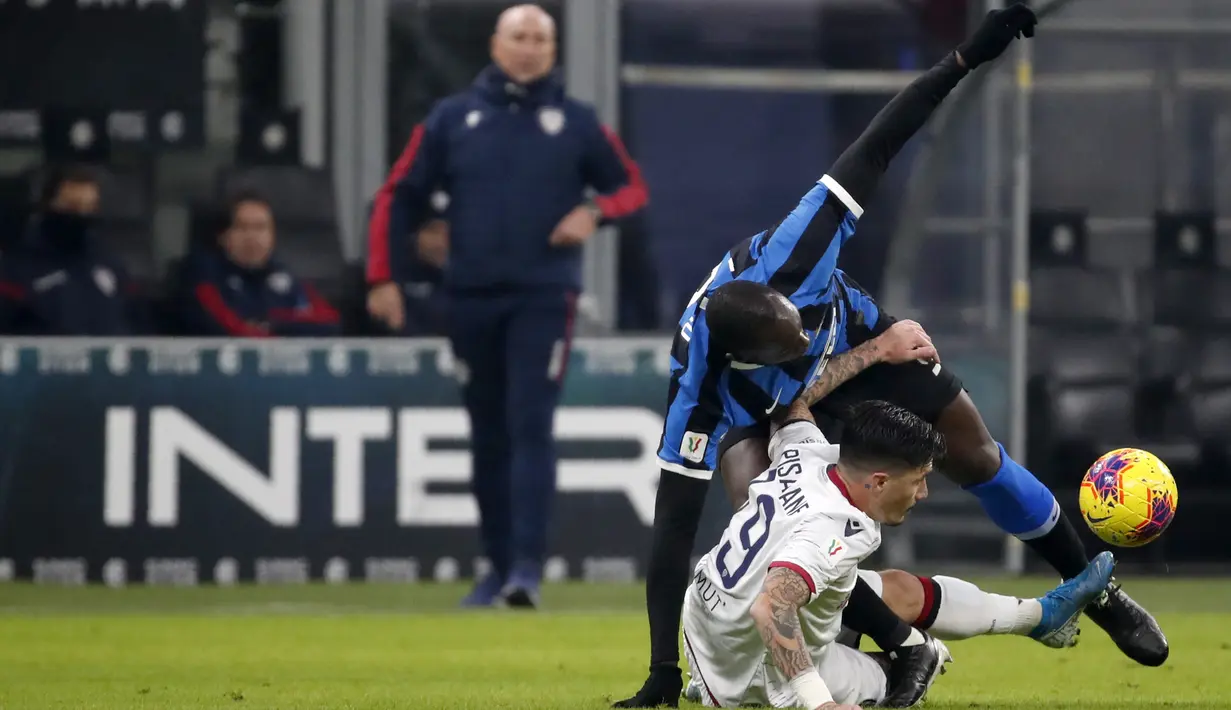 Pemain Inter Milan Romelu Lukaku (atas) duel bola dengan pemain Cagliari Fabio Pisacane pada pertandingan Coppa Italia di Stadion San Siro, Milan, Italia, Selasa (14/1/2020). Inter Milan menang 4-1 dengan dua gol disumbang Lukaku. (AP Photo/Antonio Calanni)