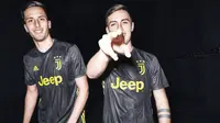 Paulo Dybala (kanan) memamerkan jersey ketiga untuk musim 2018/2019 (juventus.com)