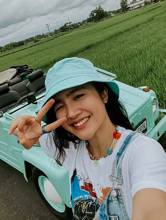 Liburan ke area persawahan, bisa dinikmati menggunakan sepeda dan mobil VW yang sudah bersiap antarkan wisatawan. Seperti halnya yang dilakukan Febby Rastanty, ia naik mobil VW dan berkeliling ke area persawahan yang ada di Nanggulan, Kulon Progo, DIY. (Liputan6.com/IG/@febbyrastanty)