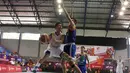 Pemain Satria Muda, Audy Bagastyo (kiri) mencoba melewati hadangan pemain Bimasakti pada laga IBL Reguler Season di Hall A Senayan, Jakarta, Senin (11/1/2016). Satria Muda menang 55-33. (Bola.com/Nicklas Hanoatubun)