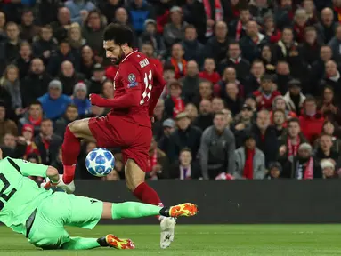 Striker Liverpool, Mohamed Salah berusaha melewati kiper Red Star Belgrade Milan Borjan selama pertandingan grup C Liga Champions di stadion Anfield, Inggris (24/10). Salah mencetak dua gol dan mengantar Liverpool menang 4-0. (AP Photo/Jon Super)