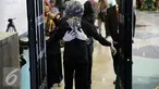 Paspampres melakukan pemeriksaan kepada jurnalis sebelum memasuki ruang pertemuan Rapat Pejabat Tinggi negara-negara Organisasi Kerja Sama Islam (OKI) dalam rangkaian KTT Luar Biasa ke-5 OKI di JCC, Jakarta, Senin (7/2/2016). (Liputan6.com/Faizal Fanani)