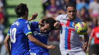 Duel perebutan bola antara bek Barcelona, Eric Garcia (kanan) dengan gelandang serang Getafe, Munir El-Haddadi dalam lanjutan Liga Spanyol 2022/2023, Minggu (16/4/2023) malam WIB. (AP Photo/Manu Fernandez)