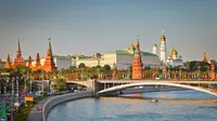 Pemerintah kota Moskow mengeluarkan dana hingga miliaran rupiah untuk merekayasa agar cuaca cerah pada tanggal 1 Mei.