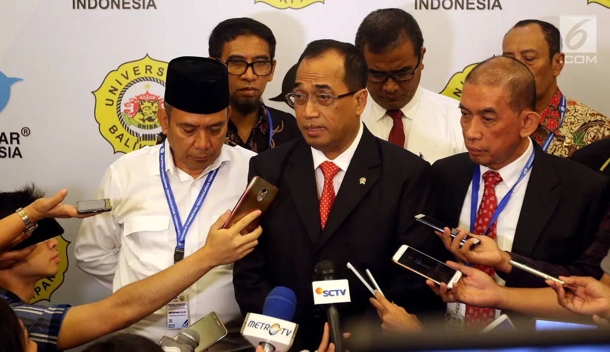 Menteri Perhubungan Budi Karya Sumadi menjawab pertanyaan usai pembukaan Simposium Internasional Lingkungan Kelautan di Jakarta, Rabu (28/11). Kegiatan itu bertema Mendukung Kelestarian Laut Indonesia Menjunjung Martabat Bangsa. (Liputan6.com/Johan Tallo)
