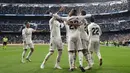 Para pemain Real Madrid merayakan kemenangan atas Real Valladolid pada laga La Liga Spanyol di Stadion Santiago Bernabeu, Madrid, Sabtu (3/11). Madrid menang 2-0 atas Valladolid. (AFP/Javier Soriano)