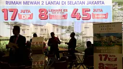 Pengunjung melihat maket rumah di pameran Indonesia Property Expo (IPEX) 2017 di JCC, Senayan, Jakarta, Jumat (11/8). Pameran properti tahunan ini menghadirkan hampir 900 proyek perumahan. (Liputan6.com/Angga Yuniar)