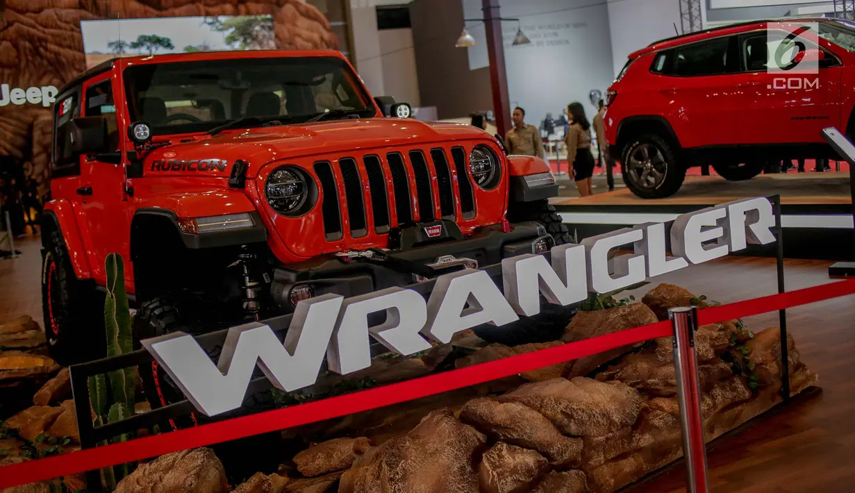 Mobil Jeep Wrangler Rubicon yang dipamerkan saat pembukaan Indonesia International Motor Show (IIMS 2019) di JIExpo Kemayoran, Jakarta, Kamis (25/4). Pameran industri otomotif tersebut berlangsung 25 April - 5 Mei 2019. (Liputan6.com/Faizal Fanani)