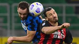 Penyerang AC Milan, Zlatan Ibrahimovic, berebut bola atas dengan bek Inter Milan, Stefan de Vrij, pada laga lanjutan Liga Italia di Stadion San Siro, Sabtu (17/10/2020) malam WIB. Dalam laga Derby Della Madonnina ini, AC Milan menang 2-1 atas Inter Milan. (AFP/Miguel Medina)
