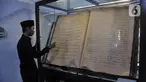 Pengurus masjid menunjukkan salah satu Alquran raksasa yang disimpan di Masjid Jami Matraman, Jakarta, Rabu (29/3/2023). (merdeka.com/Iqbal S. Nugroho)