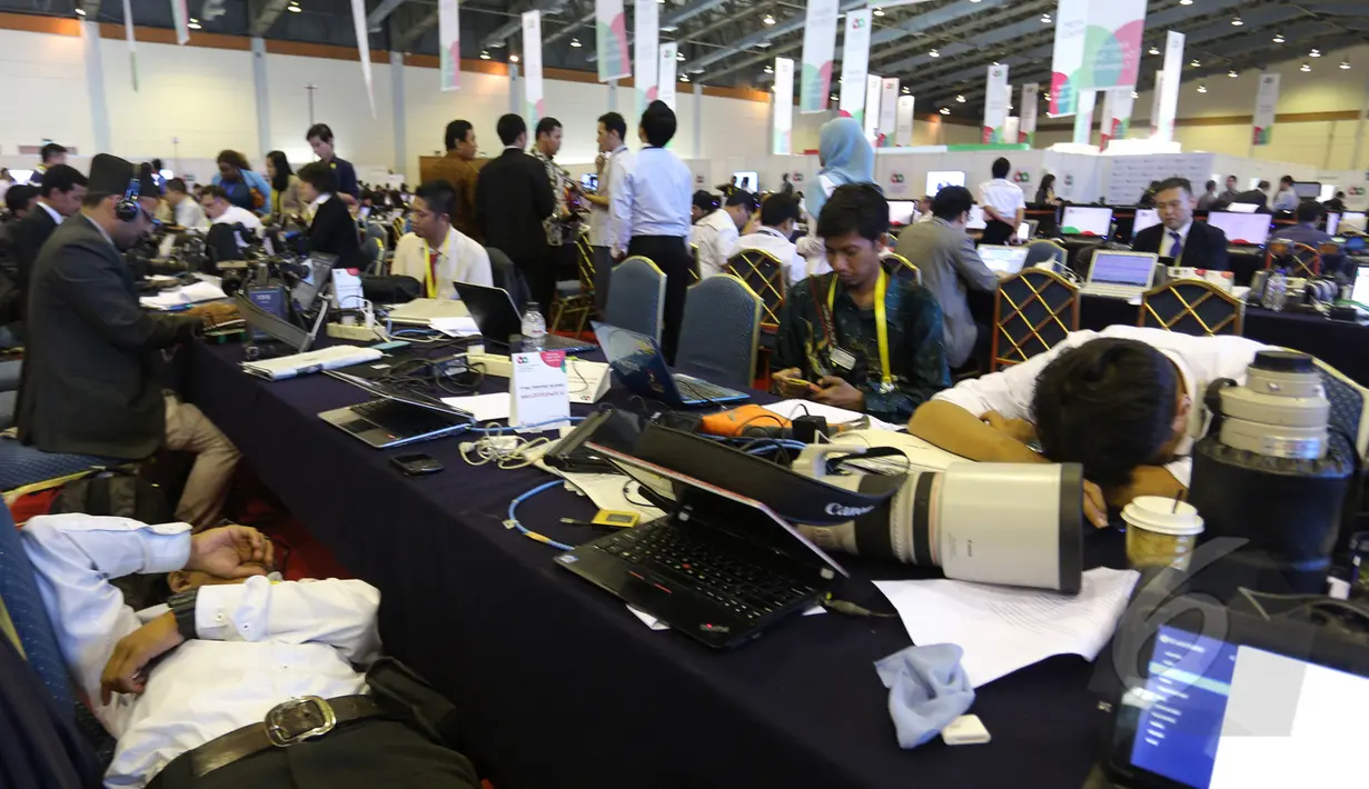 Padatnya jadwal KAA membuat sejumlah jurnalis beristirahat sejenak di area Media Center, JCC Jakarta, Rabu (22/4/2015). (Liputan6.com/Herman Zakharia)