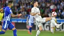 Gelandang Real Madrid, Gareth Bale mengontrol bola dari kawalan pemain Deportivo Alaves Guillermo Maripan saat bertanding di La Liga Spanyol di stadion Mendizorroza, Vitoria (6/10). Madrid takluk 1-0 Deportivo Alaves. (AP Photo/Alvaro Barrientos)
