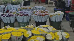 Aktivitas pedagang di Pasar Rawa Belong Jakarta, Selasa (25/7/2019). Dinas KPKP DKI berencana merevitalisasi Pasar Bunga Rawa Belong dan merelokasi 600 pedagang bunga di pasar itu ke Pasar Semanan Kalideres dan Pasar Klender Duren Sawit, selama proses pembangunan. (Liputan6.com/Herman Zakharia)