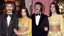 Pada Halloween 2017, Kim Kardashian tampil identikan dengan Cher dan Sonny ditemani oleh Jonathan Cheban. (Getty Images/USWeekly)