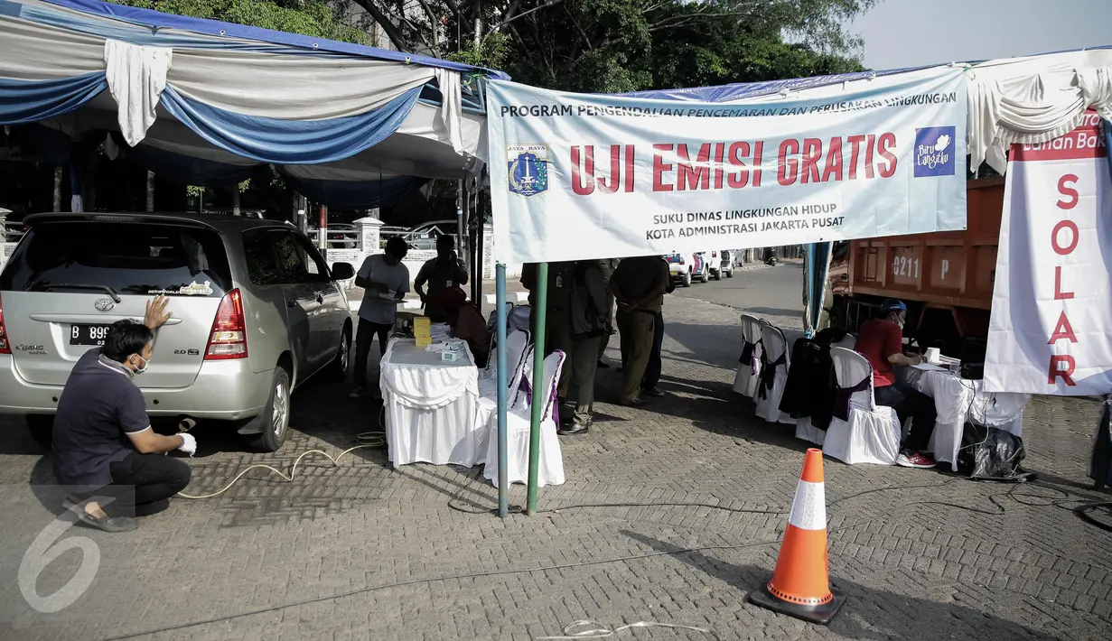 Suku Dinas Lingkungan Hidup Jakarta Pusat menggelar uji emisi kendaraan bermotor di kawasan Tugu Proklamasi, Jakarta, Selasa (16/5). Uji emisi tersebut digelar guna meningkatkan kualitas udara bersih bebas polusi. (Liputan6.com/Faizal Fanani)