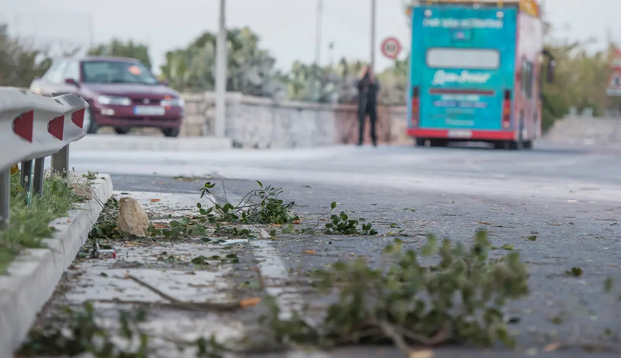 Dahan-dahan pohon berceceran setelah ditabbrak bus wisata tingkat beratap terbuka di Zurrieq, Malta, Senin (9/4). Sedikitnya 45 orang yang duduk di dek atas bus yang terbuka terluka, termasuk 12 anak-anak. (AP Photo/Rene Rossignaud)