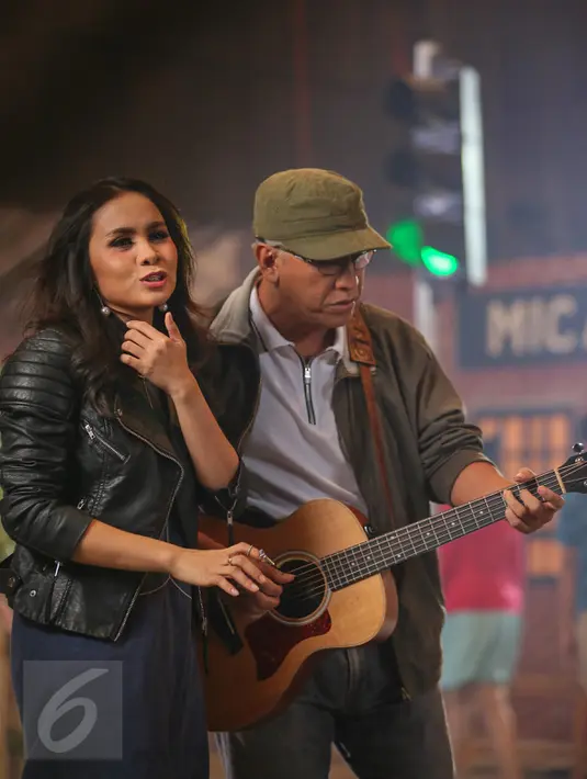 Vokalis Geisha, Momo dan Iwan Fals saat proses syuting pembuatan video klip lagu 'Kemesraan' di Jakarta, Selasa (19/1). Iwan Fals menggaet sederet vokalis grup band populer Tanah Air dalam album terbarunya 'SATU'.  (Liputan6.com/Faizal Fanani)