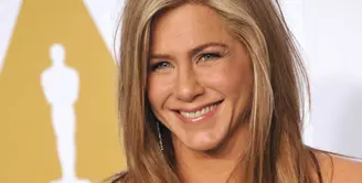 Jennifer Aniston kini sudah berpisah dengan Justin Theroux. Dikabarkan, Jen kini mengencani dua pria sekaligus! (Narcity)