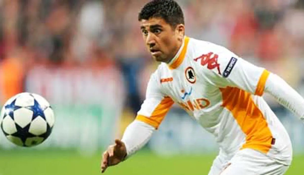 Aksi gelandang AS Roma David Pizarro di laga penyisihan Grup E Liga Champions melawan Bayern Muenchen di Allianz Arena, 15 September 2010. Roma kalah 0-2. AFP PHOTO / CHRISTOF STACHE 