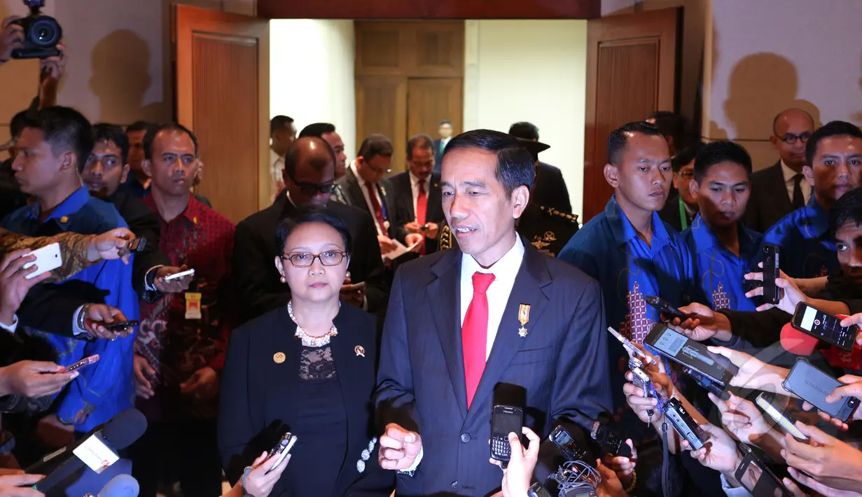 Presiden Joko Widodo bersama Menlu Retno memberikan keterangan kepada wartawan usai melakukan pertemuan bilateral dengan PM Palestina Rami Hamdallah di sela-sela acara KAA ke-60 di JCC, Jakarta, Selasa (21/4/2015). (Liputan6.com/Herman Zakharia)