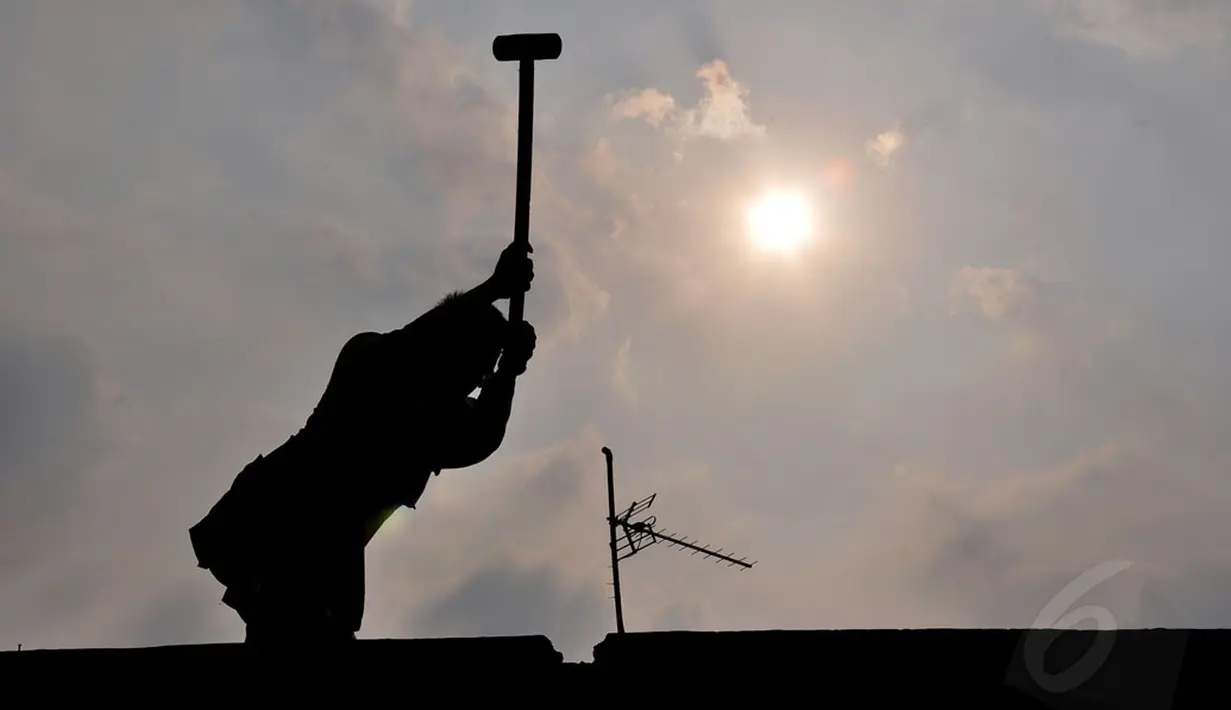 Selain terkena dampak normalisasi, pembongkaran rumah di pinggiran kali Mampang dikarenakan sebagian besar warga membangun tempat tinggal tanpa izin, (19/8/2014). (Liputan6.com/Miftahul Hayat)