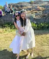 Usai Swiss, kini ia tengah berada di Swedia sembari merayakan festival Midsommar bersama para sahabat. [Foto: IG/ralineshah].