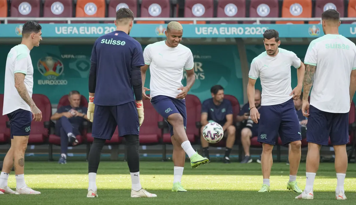 Bek timnas Swiss, Manuel Akanji menendang bola saat sesi latihan di stadion National Arena di Bucharest, Rumania, Minggu (27/6/2021). Pertandingan babak 16 besar EURO 2020 akan mempertemukan Prancis vs Swiss pada Selasa (29/6) dini hari. (AP Photo/Vadim Ghirda)