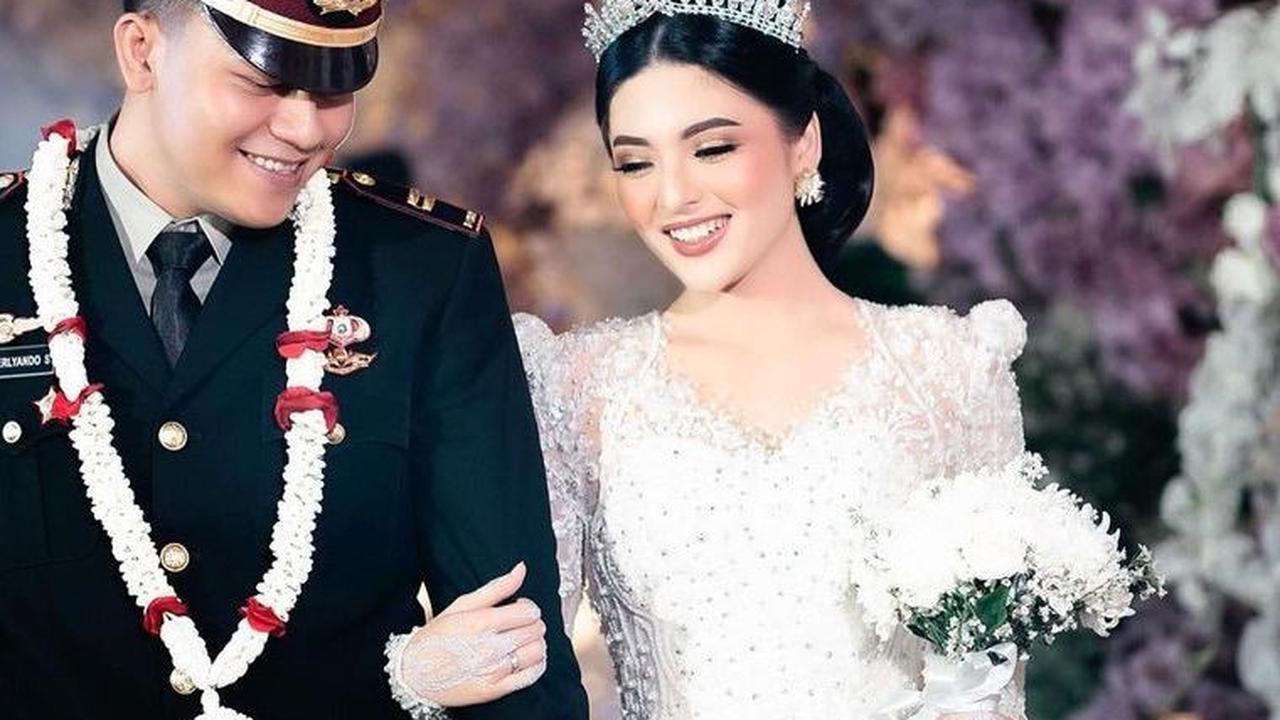 Paras cantiknya curi perhatian saat pesta pedang pora. Kecantikannya disebut bak bidadari.