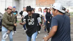 Gamaliel 'GAC' dan Young Lex saat pembuatan video klip terbarunya di kawasan Pancoran, Jakarta, Senin (3/10). Young Lex menggarap video klip lagu terbarunya yang berjudul Slow yang berkolaborasi dengan Gamaliel. (Liputan6.com/Herman Zakharia)