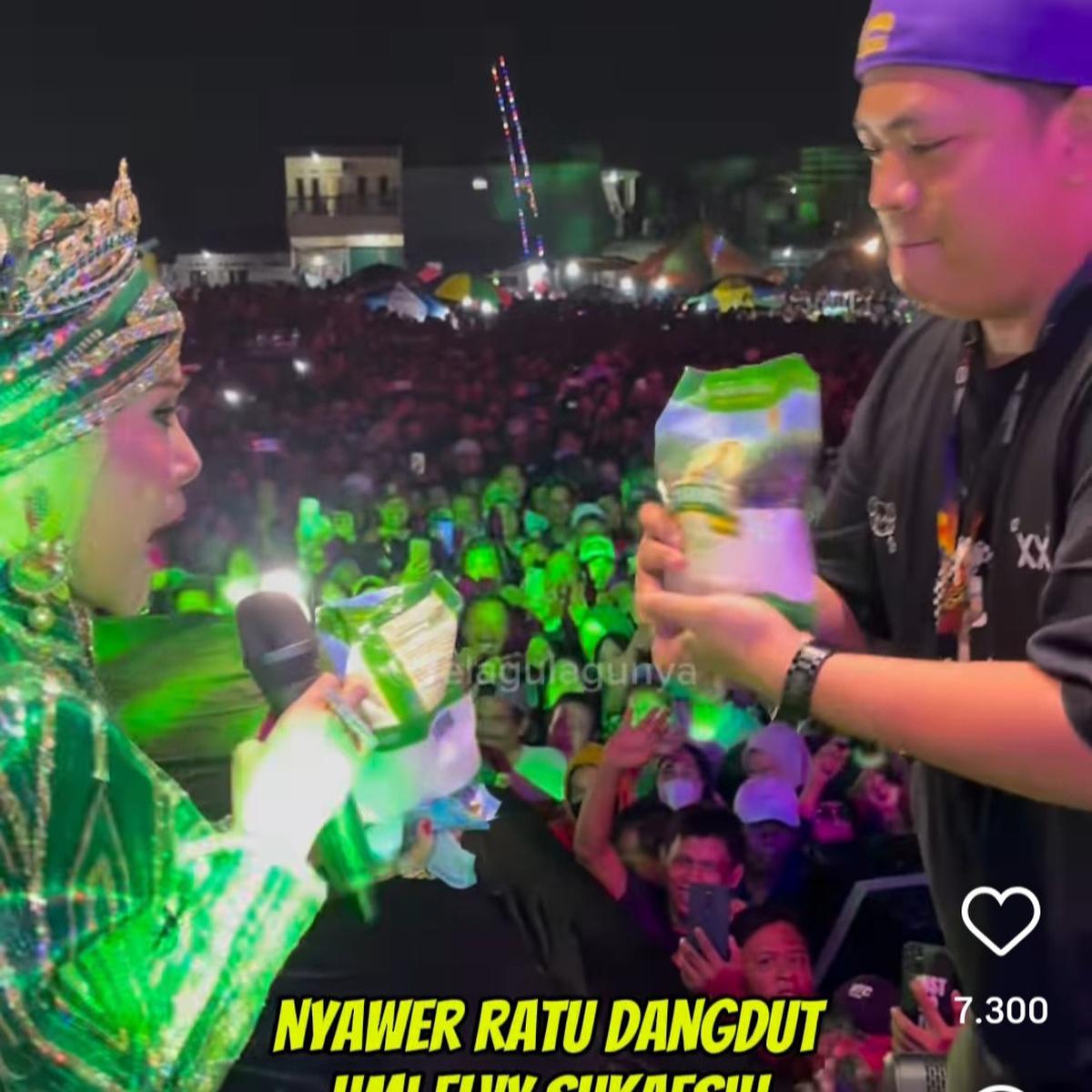 Momen Kocak Elvy Sukaesih Disawer Gula, Terigu Hingga Pisang di Panggung, Langsung Minta Kantong Buat Bawa Pulang