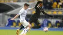 Pemain Barcelona Junior Firpo (kanan) berduel dengan pemain Dynamo Kyiv Oleksandr Andriyevskyi pada pertandingan Grup G Liga Champions di Stadion Olimpiyskiy, Kyiv, Ukraina, Selasa (24/11/2020). Barcelona membantai Dynamo Kyiv 4-0. (AP Photo/Efrem Lukatsky)